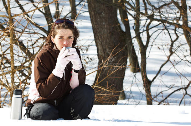 雪地里拿着<strong>保温</strong>瓶的年轻女子