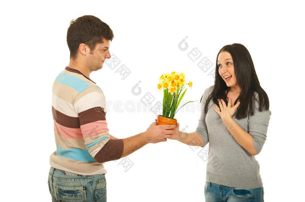向惊艳女子献花的男子