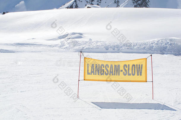 滑雪道上的黄色警告标志