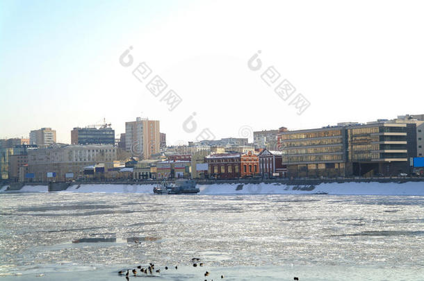 莫斯科河上结冰的船