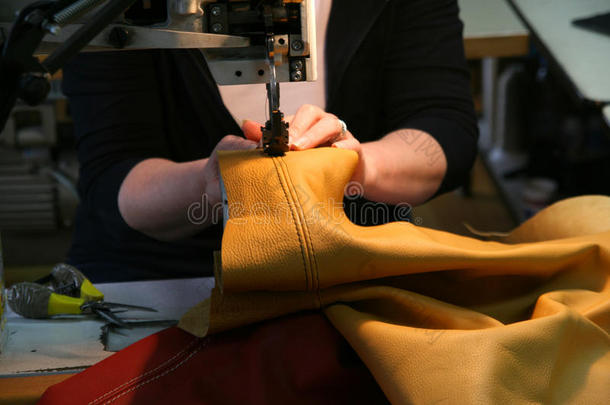 女工在缝纫机上做皮革