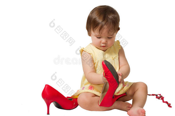 穿妈妈大红鞋的女孩儿