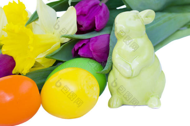 复活节兔子，春天的花和鸡蛋