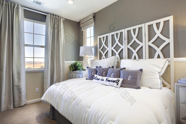 模范家庭卧室-灰褐色和白色