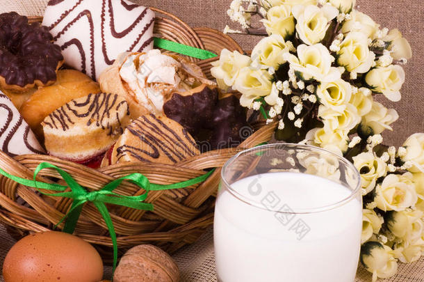 篮子里的蛋糕，鸡蛋，一杯牛奶和鸡蛋