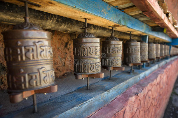 尼泊尔修道院的祈祷轮。