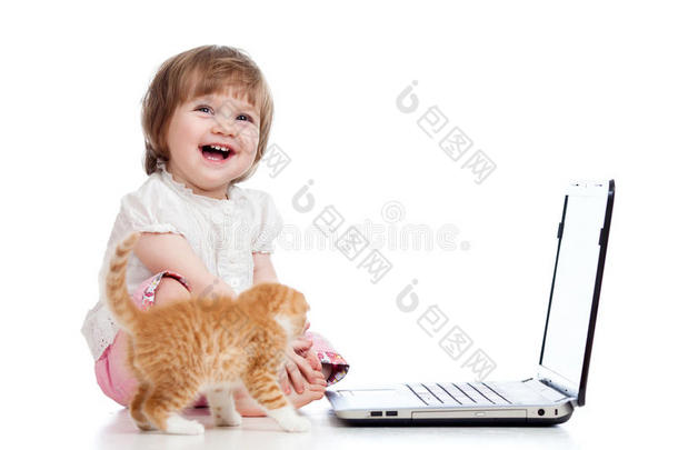 带小猫和笔记本电脑的有趣的孩子