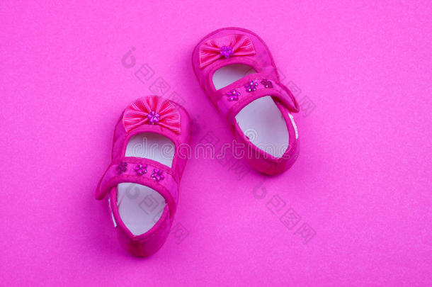 一双粉红色的婴儿鞋