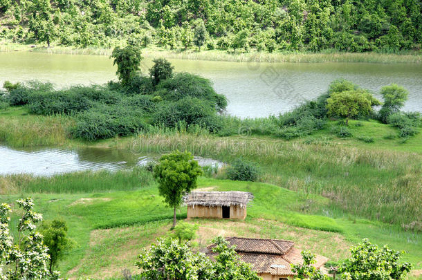 有小屋、船和水的美丽风景