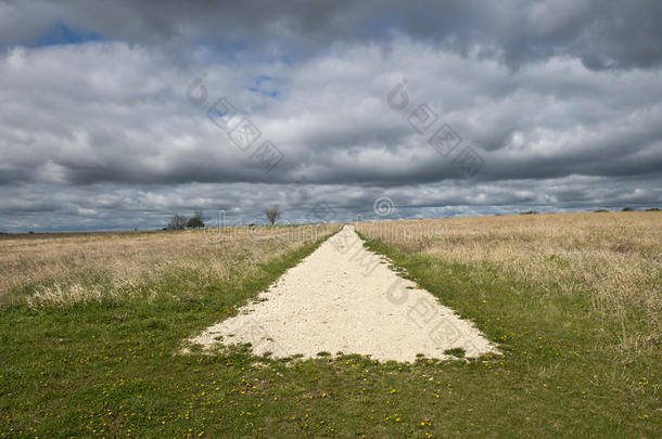 道路终点或起点有天空、云的概念