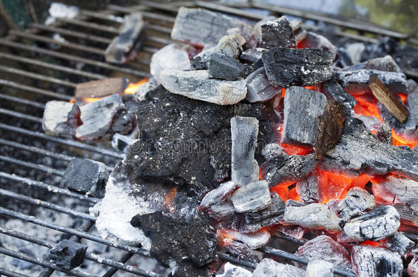 烧烤架上的红热木炭