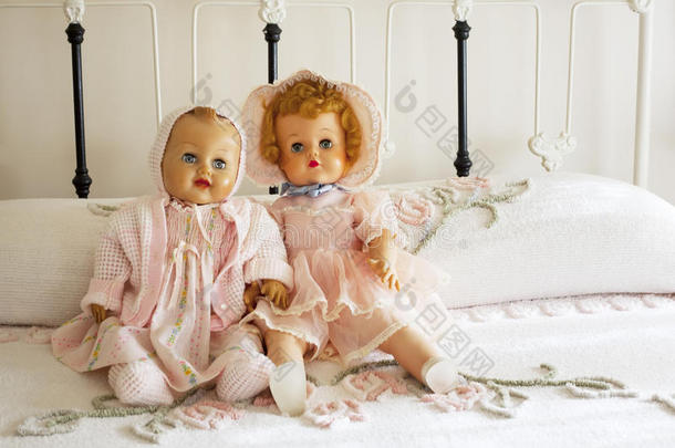 香奈儿床上的复古洋娃娃，铁床上的床单