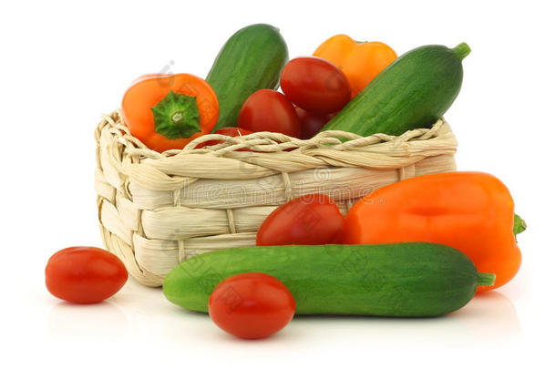 编织篮子里的新鲜蔬菜点心