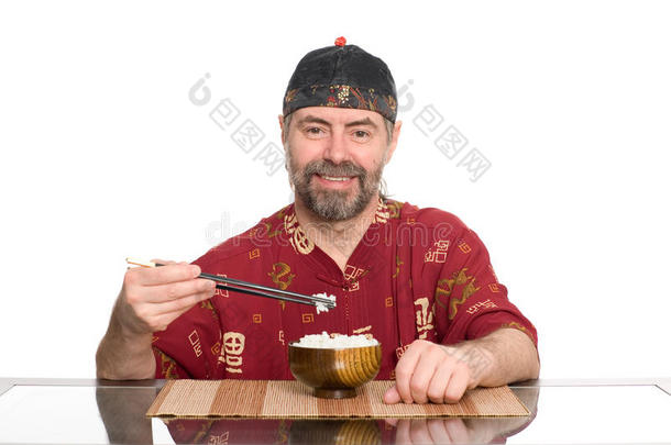 穿着中式服装的欧洲人吃米饭