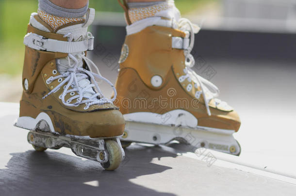 室外溜冰场的直列滑冰运动员