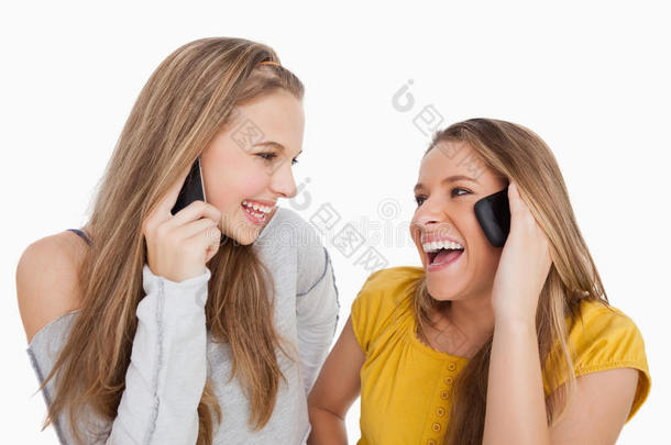 两名年轻女子在电话中大笑的特写镜头