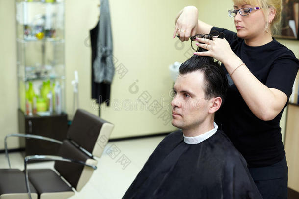 女理发师给男人剪头发