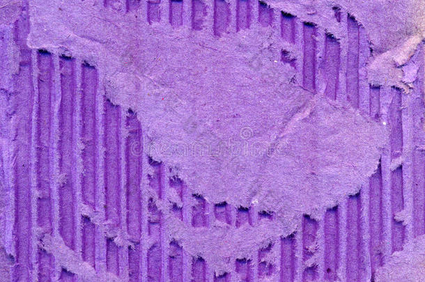 撕破的旧紫罗兰色纸张背景