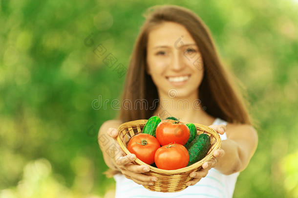 拿着一篮子西红柿的女人