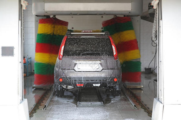 汽车在自动洗车机里。