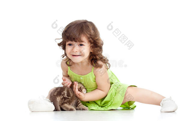 有趣快乐的孩子和小猫玩耍
