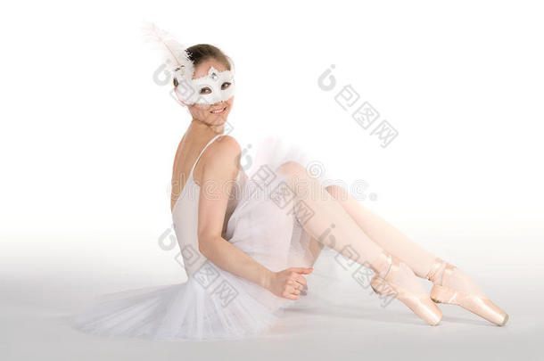 穿着白色芭蕾舞裙戴着嘉<strong>年华</strong>面具的芭蕾舞演员