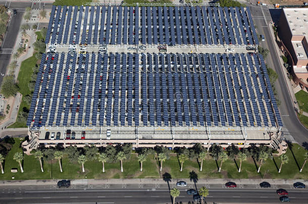 停车场上方的太阳能电池板