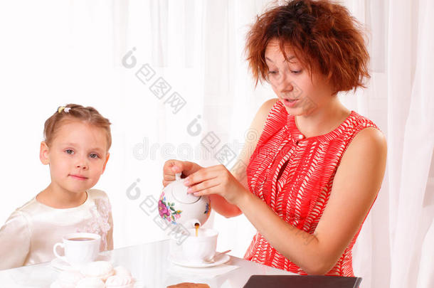 少儿美女喝茶