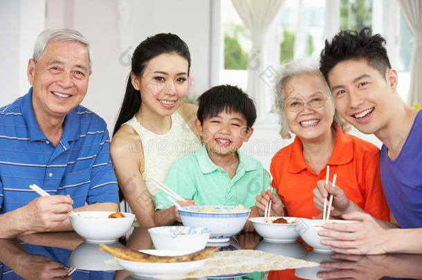 中国多代家庭聚餐写真