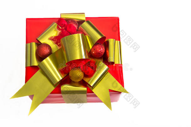 金色丝带红色包装的节日礼物