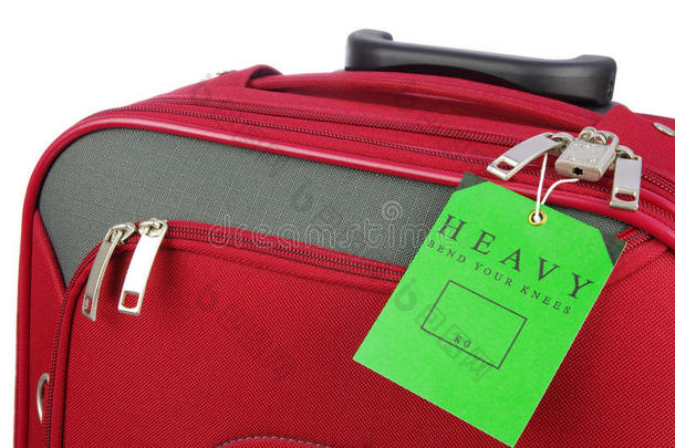 红色旅行箱和标签