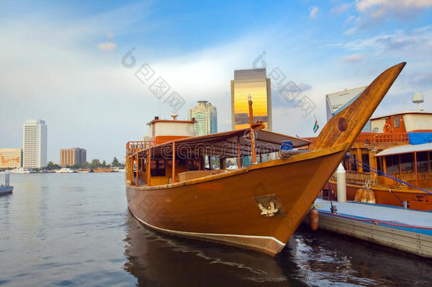 阿拉伯风格的船，在迪拜港