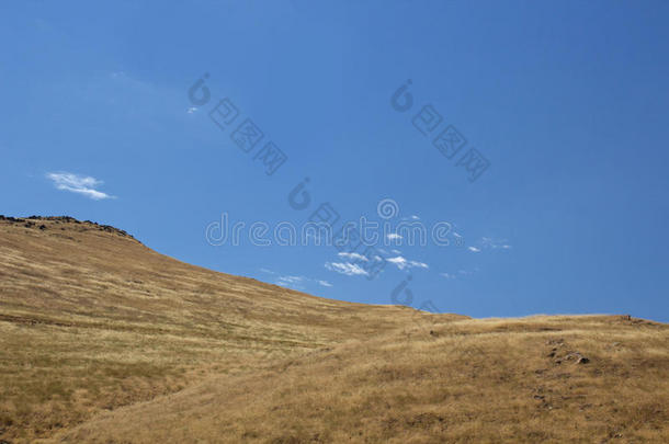 空滚滚的山坡