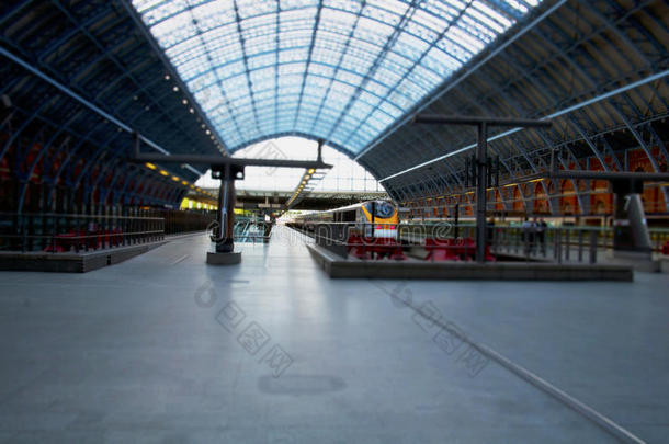 在站台上有火车的伦敦火车站