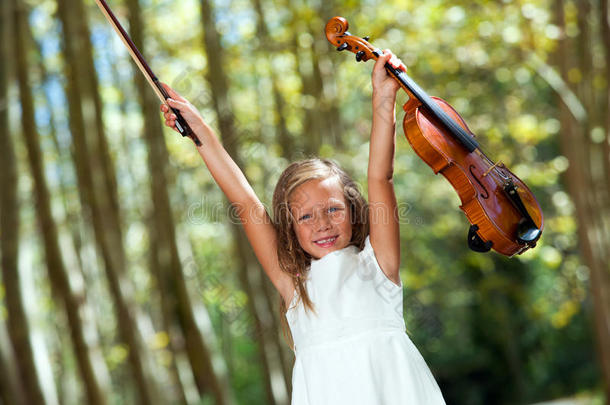快乐的小提琴家在户外拉小提琴。