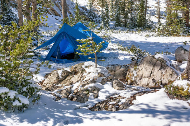 雪地里搭帐篷的冬令营