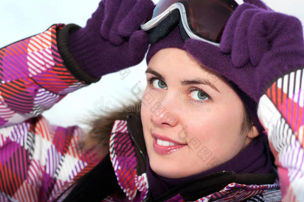 微笑着快乐的年轻女子戴着滑雪镜