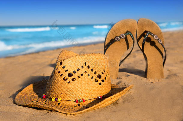 金色<strong>沙滩</strong>，带<strong>夏季帽</strong>子和凉鞋