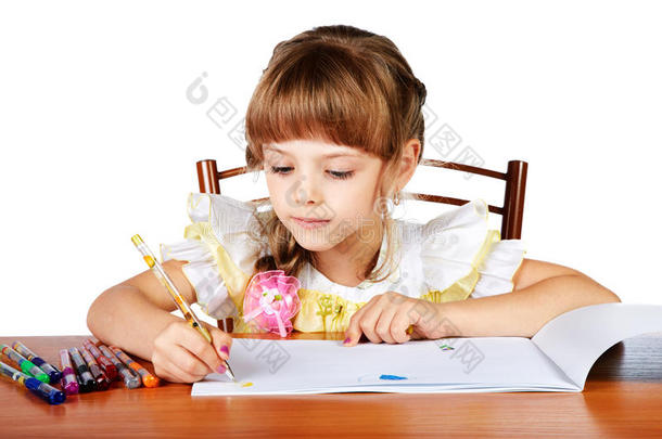 小女孩在画册里画画