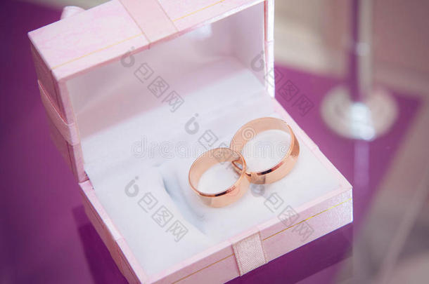 盒子里的结婚戒指