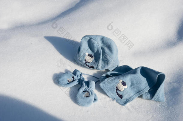 雪地上的儿童帽子、围巾和手套