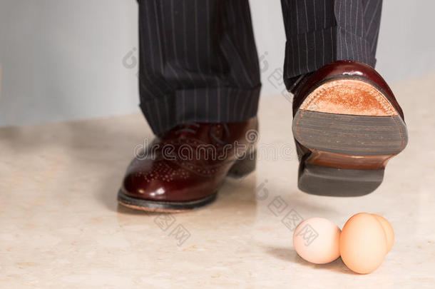 踩在三个鸡蛋上的人的鞋