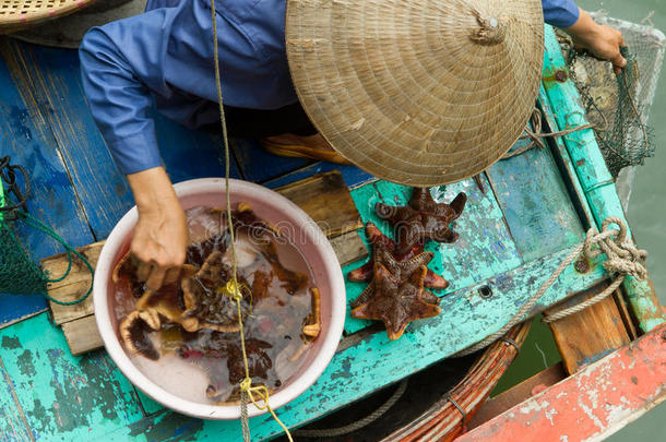越南下龙湾，2012年8月10日-船上食品销售商。许多vi