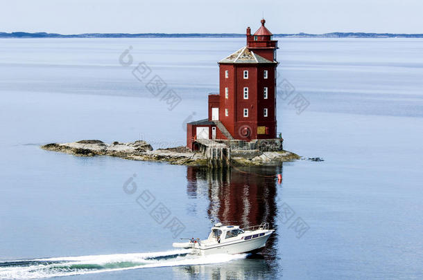 挪威灯塔，前面有摩托艇，红色木质灯塔