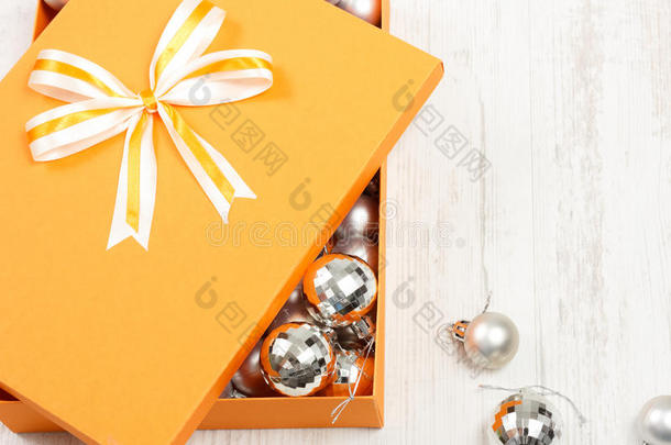 装满银饰品的圣诞礼品盒