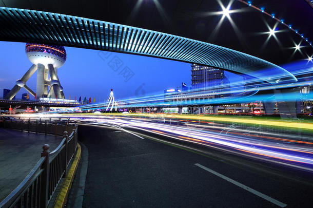 城市-高速<strong>公路车</strong>辆在傍晚彩虹灯光小径