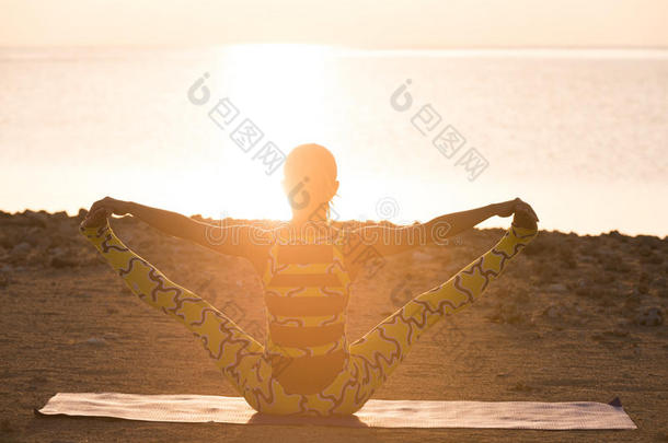 瑜伽练习。日出时做瑜伽姿势的女人