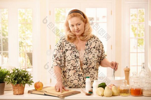 女人在厨房检查菜谱