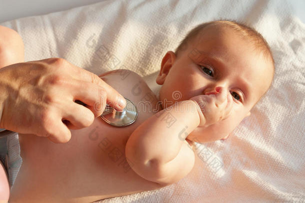 儿科医生用听诊器检查婴儿