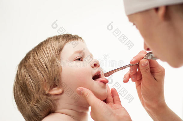 医生检查小女孩的喉咙